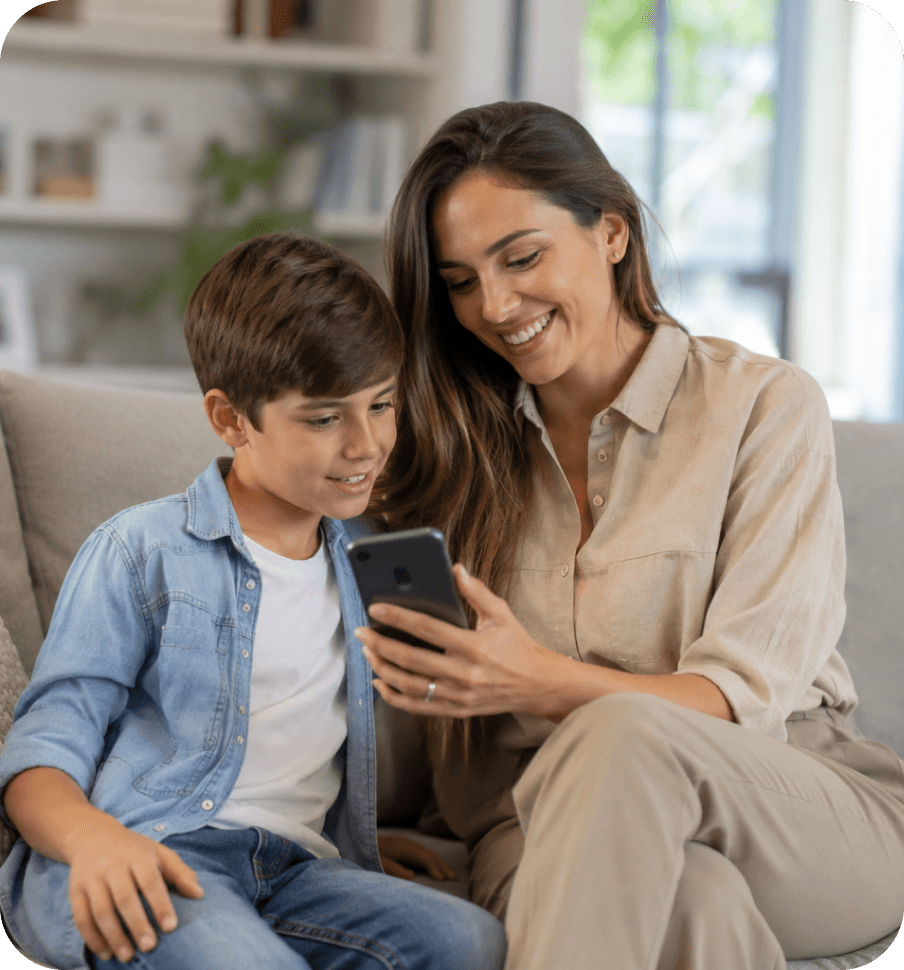 Madre e hijo usando la app FinCrea en el celular