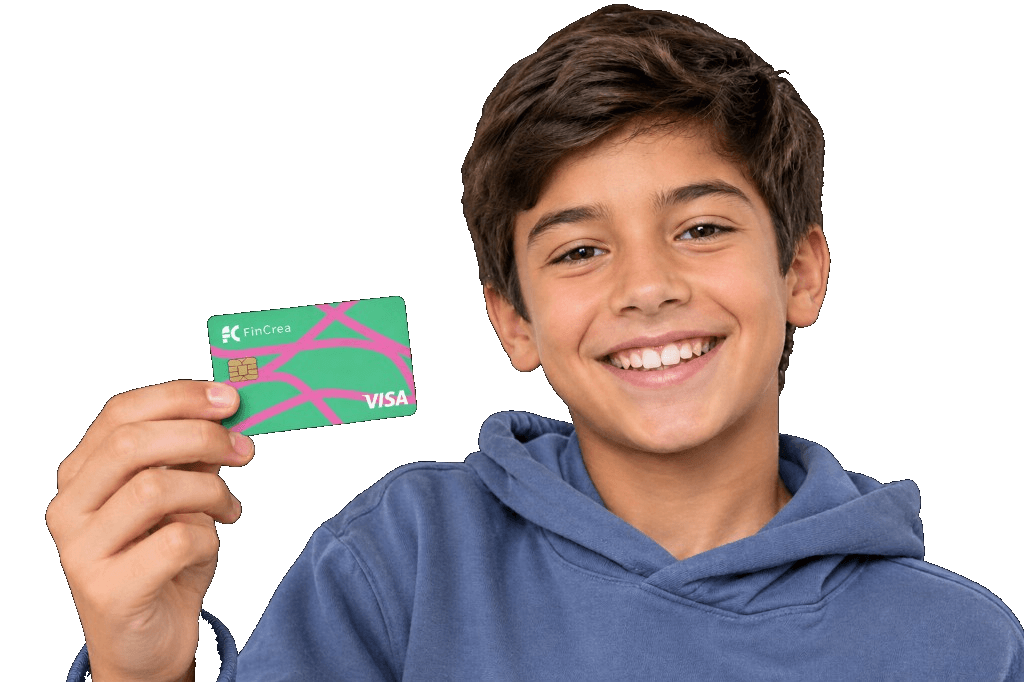 Niño sonriendo mostrando su tarjeta FinCrea
